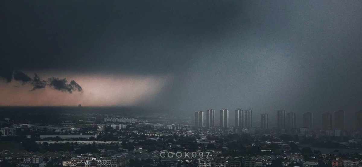 konnontnews's tweet photo. 🌪️🌪️ ยานแม่บุก ‼️‼️

⛈️ ฝนมาเยือนชายขอบกรุงเทพ - นนทบุรี
📍โซนดอนเมือง - ปากเกร็ด

พื้นที่อื่นฟ้าอึมครึมมากๆ
📍 เพลานี้ ที่ไหนเป็นไงบ้างจ๊ะ

#ข่าวคนนนท์
📸 Nattapong Cook / ชมรมคนรักมวลเมฆ

#เพจข่าวคนนนท์
#นนทบุรี #กรุงเทพมหานคร #กรุงเทพ #ฝนตกหนัก #ฝนฟ้าคะนอง https://t.co/gWrGC8Dv5Z