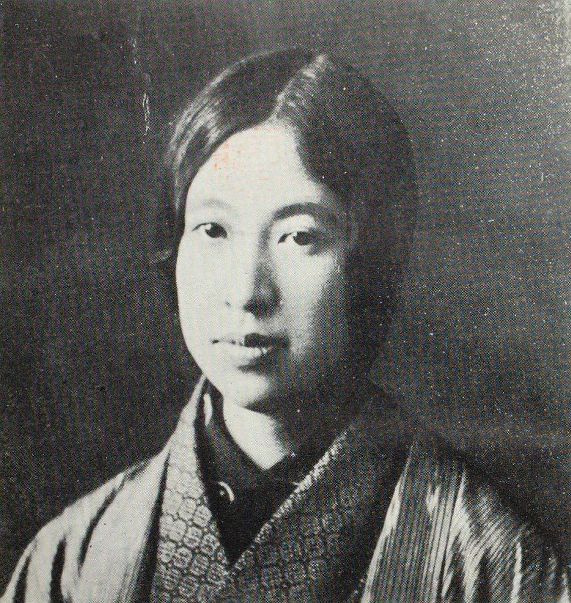 shinjisumaru's tweet photo. 平塚らいてうの『青鞜』は明治44年（1911年）9月発行、表紙はのちの高村光太郎夫人となる女流画家・長沼智恵子が描き、与謝野晶子の詩を巻頭に、森志げの小説、田村俊子の小説などが掲載されました。有名な「元始女性は太陽であった」と題した発刊の辞は、全ての編集を終えたらいてうが深夜、自室で夜明け頃までに一気に書き上げたものです。
らいてうが「ずい分、稚拙な、恥かしいものであり（中略）とにかく、『青鞜』発刊の際の自分の心持、若い日の張りつめた自分の魂の息吹が、何ものの抑圧もうけずにここに吐露されている」と後に語るこの発刊の辞は大きな反響を呼び、同時代の若い女性たちの魂を揺さぶりました。珠さんやそのご学友の皆さんもそのうちの一人というわけです。
#ブラッサム