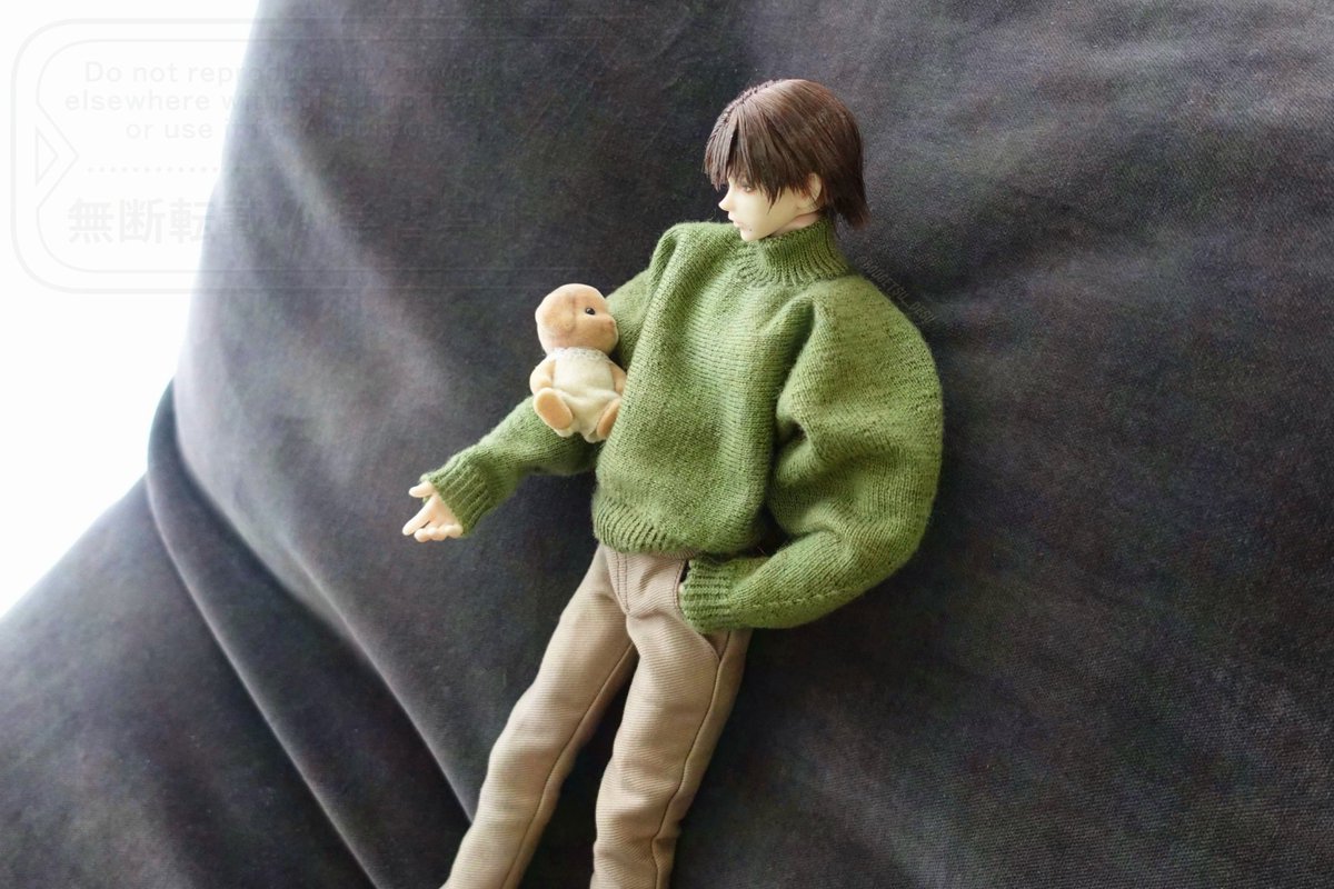 bougetsu_desu's tweet photo. オビツ30のドルマンニット編めた‼️
夜と朝に写真撮ったら色味が全然違う😂
針と毛糸の太さだけ変えてそのままﾆﾝｹﾞﾝの編み図で編んだら萌え袖になりました。
袖(肩のところ)を拾わなくて良いし、と思ったけれどネックと裾を拾うことになり……🙄 https://t.co/37HGJ46w5l