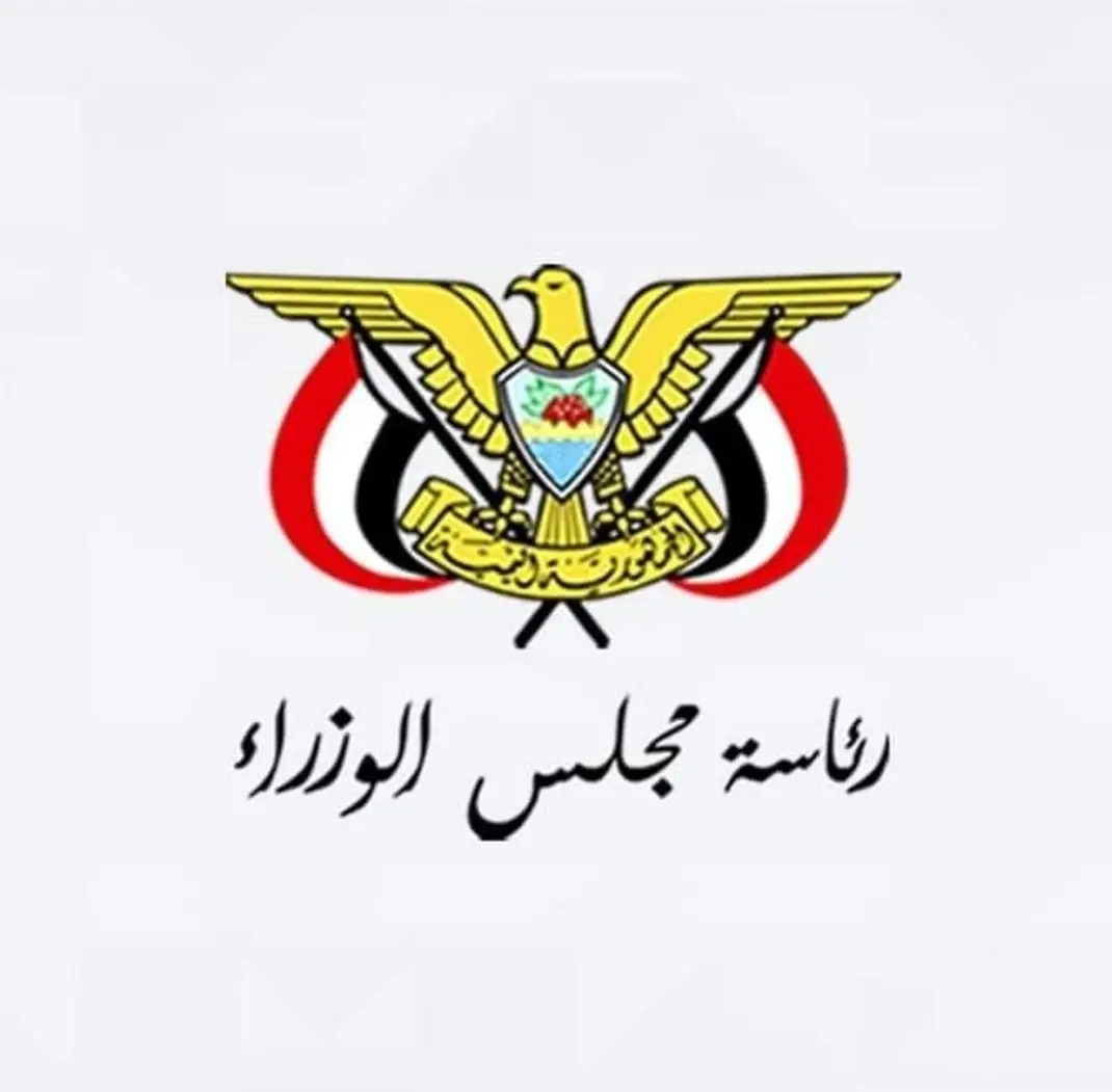 mareb_alward's tweet photo. 🚨مقترح إلى وزير الإعلام @ERYANIM  والحكومة @Shaya_Zindani لتنظيم الظهور الإعلامي خلال العمليات العسكرية

مع إعلان بدء العمليات العسكرية، تحتاج الحكومة إلى تنظيم روايتها الإعلامية بصورة أكثر احترافية، خصوصاً في ظل كثافة التغطية الإعلامية التي سترافق التطورات العسكرية والسياسية خلال المرحلة المقبلة.

المقترح ليس إنشاء منصب جديد باسم "المتحدث الرسمي باسم الحكومة"، وإنما تشكيل فريق متحدثين حكوميين مؤقت ومحدد المهمة، يعمل خلال المرحلة الحالية، إلى جانب المتحدث الرسمي للقوات المسلحة، مع وضوح كامل في الاختصاصات.

🔴 اختيار خمسة متحدثين حكوميين، وتكليفهم رسمياً من قبل الحكومة للظهور في القنوات التلفزيونية ووسائل الإعلام المحلية والعربية والدولية، للحديث عن التطورات الجارية وموقف الحكومة منها.

🔴 تعميم أسماء المتحدثين على وسائل الإعلام باعتبارهم مصادر رسمية معتمدة للتعليق على التطورات السياسية والعسكرية والاقتصادية والإنسانية المرتبطة بالمرحلة الحالية.

🔴 لا يشترط أن يكون جميع المتحدثين من وزارة الإعلام؛ يمكن اختيار شخصيات من وزارات ومؤسسات حكومية مختلفة، شرط أن تمتلك القدرة على الحديث الإعلامي والخبرة والوضوح والانضباط، والقدرة على إيصال الرسائل بصورة جيدة.

🔴 إخضاع المتحدثين لإحاطات دورية من الجهات المعنية، بحيث يحصلون على المعلومات الدقيقة والمحدثة، ويعرف كل منهم ما يمكن قوله وما ينبغي عدم الخوض فيه، وتكون الرسائل التي يقدمونها متسقة مع الموقف الرسمي للدولة.

🔴 المتحدث الرسمي للقوات المسلحة يستمر في أداء دوره كما هو، ولا يتعارض تشكيل فريق المتحدثين الحكوميين معه بأي شكل، فهو المرجع الرسمي للشؤون العسكرية والميدانية، ويختص بإعلان العمليات والبيانات العسكرية وشرح التطورات المرتبطة بالجبهات، وفق ما تسمح به المعلومات العسكرية.

🔴 وبذلك يصبح هناك توزيع واضح للأدوار:

المتحدث الرسمي للقوات المسلحة: الرواية العسكرية والميدانية.

المتحدثون الحكوميون: الرواية السياسية والحكومية الشاملة.

🔴 عند حدوث تطور عسكري كبير، يكون المتحدث العسكري هو المرجع في التفاصيل العسكرية والميدانية، بينما يستطيع المتحدث الحكومي وضع التطور في سياقه السياسي والوطني والإقليمي والإنساني، من دون الدخول في تفاصيل عملياتية لا تدخل ضمن اختصاصه.

🔴 لا ينبغي للمتحدث العسكري أن يتحوّل إلى متحدث سياسي شامل، كما لا ينبغي للمتحدث الحكومي أن يتحوّل إلى مصدر للتفاصيل العسكرية الميدانية، توزيع الاختصاصات يزيد المصداقية ويمنع التضارب.

🔴 وزير الإعلام يظل صاحب الدور الأساسي ويمكنه الظهور متى أراد، لكن من غير العملي أن يتولى بنفسه الرد على جميع القنوات والبرامج والمنصات.

🔴 لذلك يجب أن يكون هناك خط واضح للظهور الحكومي، فإذا ظهر مسؤول حكومي آخر بصفته الشخصية أو كمحلل أو باحث، فلا ينبغي أن يُفهم ظهوره تلقائياً باعتباره تعبيراُ عن الموقف الرسمي للحكومة.

🔴 المشكلة الحالية أن بعض المسؤولين يظهرون بصورة غير منظمة مما يؤدي أحياناً إلى معلومات متناقضة أو غير دقيقة، أو مواقف لا تنسجم مع الخطاب الحكومي، وهو ما يضعف ثقة الجمهور بالحكومة، وقد تتحوّل بعض التصريحات إلى مادة للسخرية بدل أن تكون وسيلة للتواصل والتأثير.

🔴 المطلوب ليس تقييد ظهور المسؤولين أو منعهم من الحديث للإعلام، وإنما تنظيم الظهور عندما يتعلق الأمر بالموقف الرسمي للدولة. كل مسؤول يستطيع الظهور بصفته التي يختارها، لكن من يتحدث باسم الحكومة يجب أن يكون معروفاً ومحدداً ومطلعاً على المعلومات والرسائل التي يُفترض إيصالها.
 
🔴 ينتهي دور هؤلاء بعد انتهاء المرحلة العسكرية الحالية.