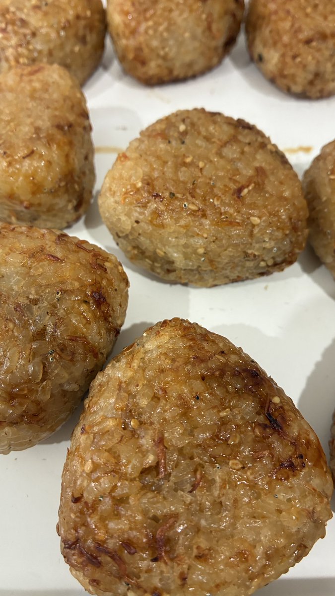 tukituki0809's tweet photo. 焼きおにぎり作りにハマる。

出汁パックを入れて炊いた米に
ハケでタレを塗り塗りして
焼いた焼きおにぎりが今のところ
好きかも♡
#ノンフライヤーcoaori  #焼きおにぎり https://t.co/PEvCTtJAWr