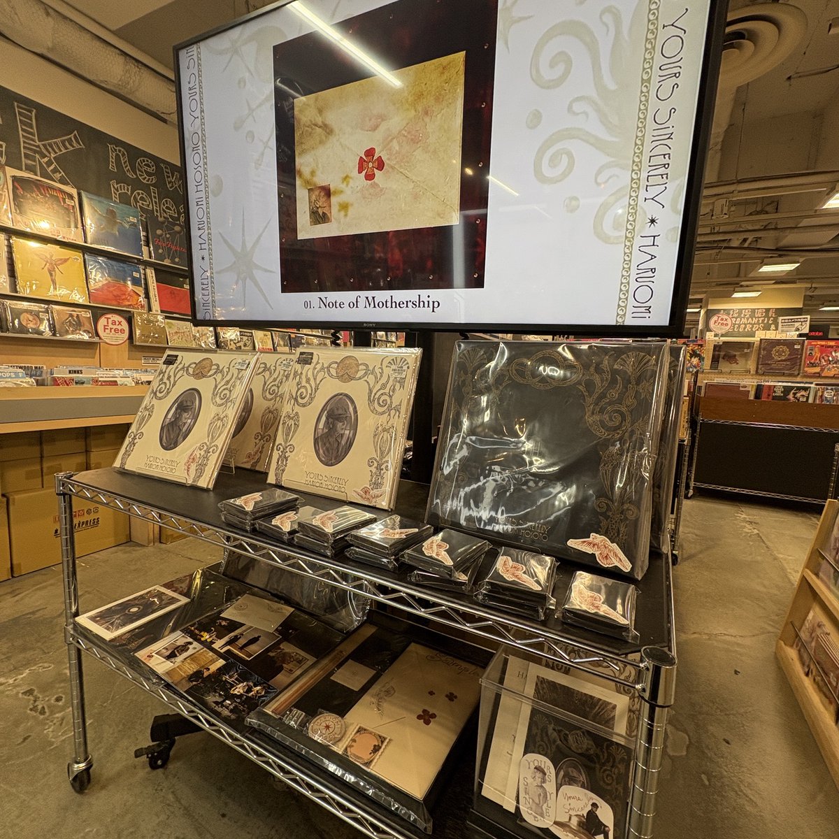 HMVrs_shibuya's tweet photo. ◤￣￣￣￣￣￣￣￣￣
#細野晴臣
『Yours Sincerely』
リリース記念POP UP
＿＿＿＿＿＿＿＿＿◢
 
HMV record shop対象店舗/onlineにて期間限定POP UP STOREを開催中♪
新作アルバムの世界観が楽しめるアパレルグッズを購入できるチャンス！
この機会をお見逃しなく🏃‍➡️

≪対象店舗≫
HMV record shop 渋谷
HMV record shop 新宿
HMV record shop 吉祥寺
HMV record shop 心斎橋

≪開催期間≫
10月12日(月・祝)まで
 
▼HMV&BOOKS online
https://t.co/bEgMvjNCkt