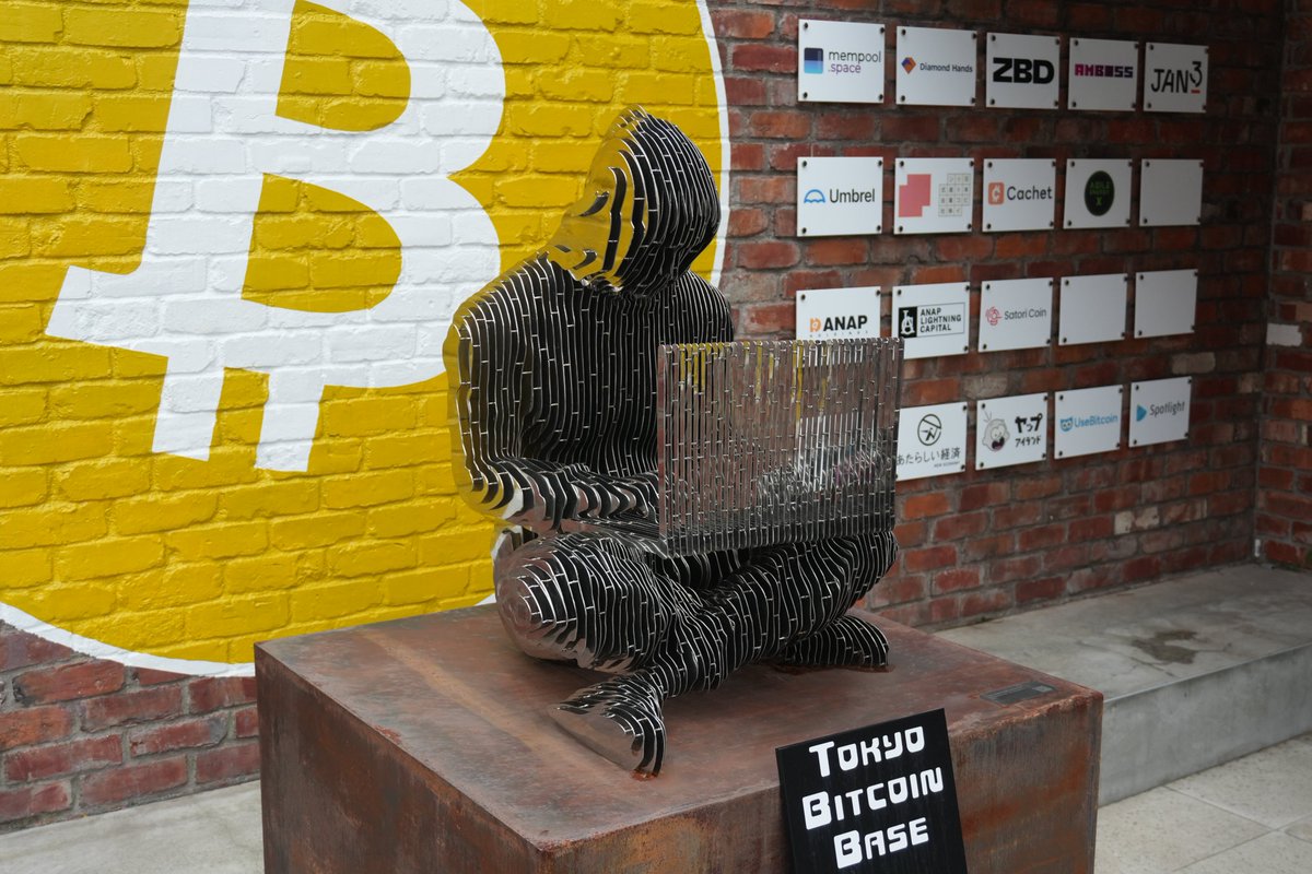 btcmapjapan's tweet photo. 四ツ谷駅から徒歩5分。
サトシ・ナカモト像が出迎えてくれる、ビットコイン専門の施設。

📍Tokyo Bitcoin Base
　新宿区四谷本塩町2-8
⚡ビットコイン決済OK
💻コワーキング＆ラウンジ
☕毎月第1金曜は無料の交流会

初めての一歩は、ここからどうぞ。
#ビットコインで払える店

@TBB_JP @TBB_EN https://t.co/c8jtd4IzGj