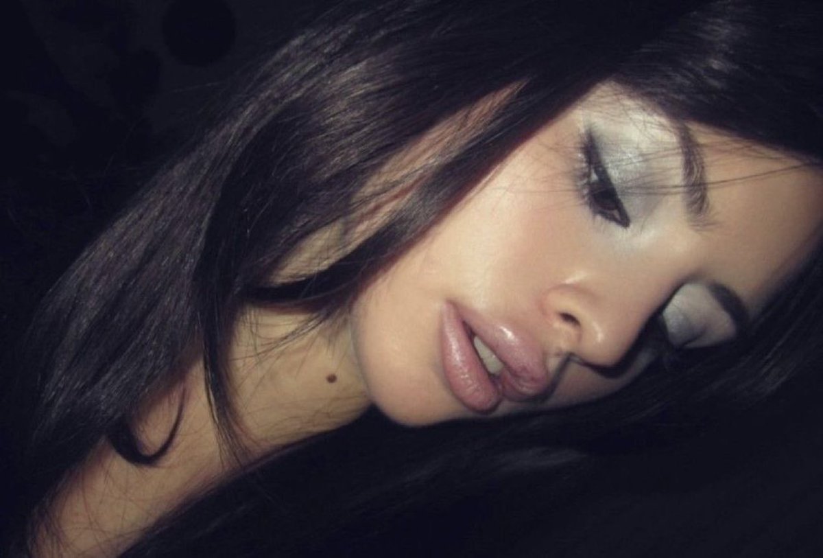 radianceglimmer's tweet photo. 2000s pale lip and eye combo https://t.co/wG6gXtawWM