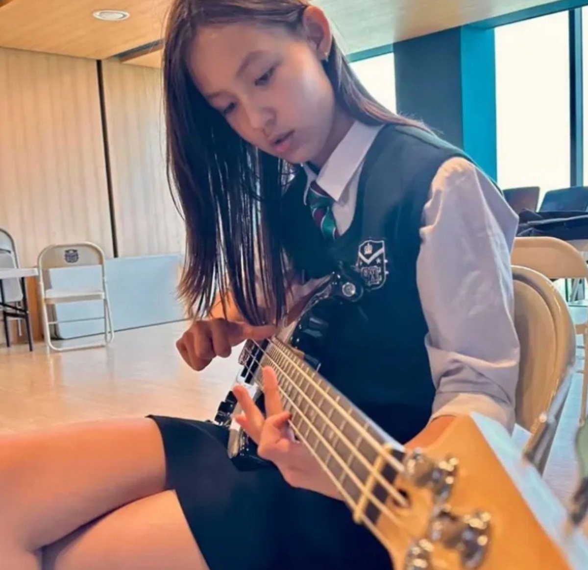 seahpiee's tweet photo. aku menemukan predebut yihani lagi main gitar😭 https://t.co/voHl4uzjAH