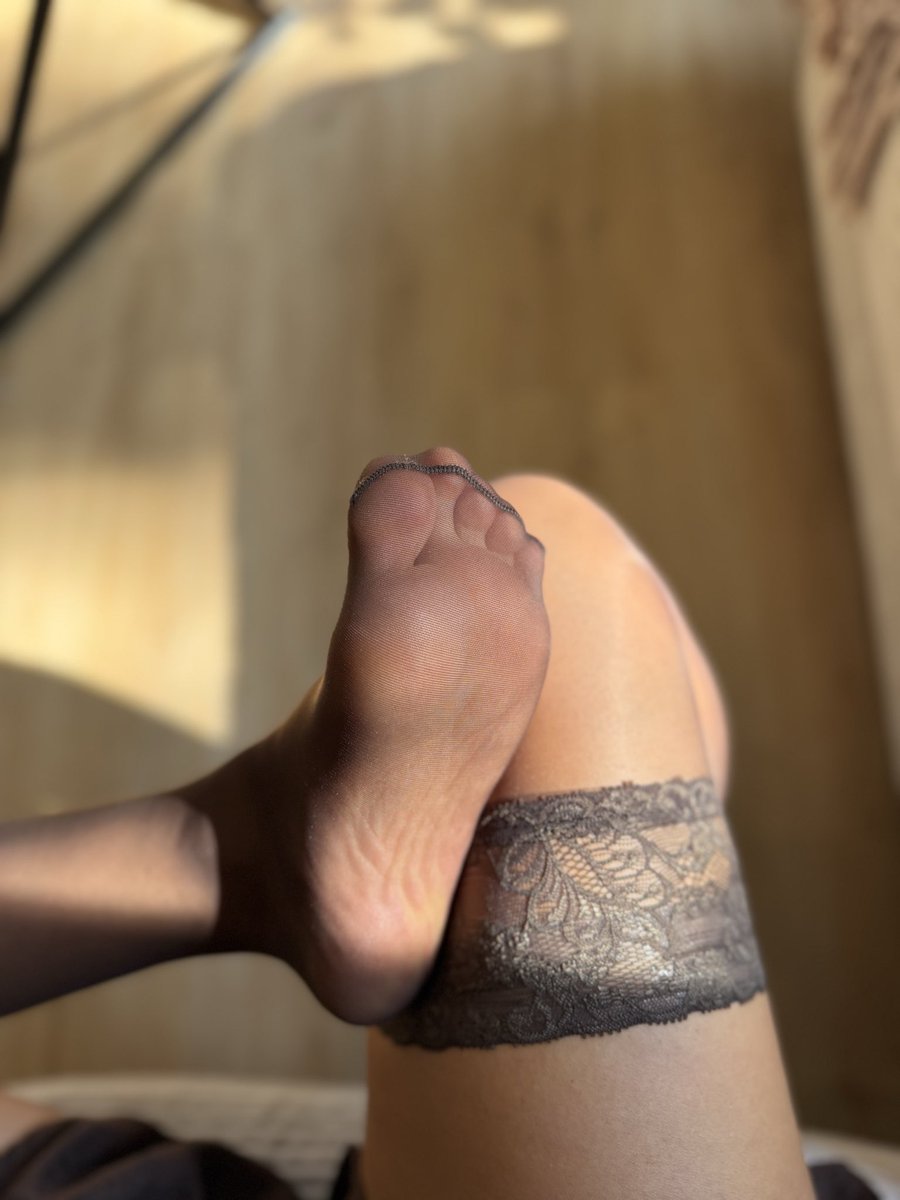 CarmellaRoseC's tweet photo. which loser wants to spoil my feet today?

@modelssecret_ 
@crazyforsoles https://t.co/iG7FkigWGQ
