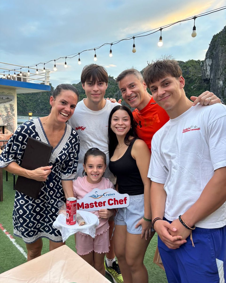 JARVI4's tweet photo. Một ngày làm “Master Chef” trên vịnh: tự tay chuẩn bị nguyên liệu, cuốn nem, học món truyền thống và tận hưởng tiếng cười cùng gia đình. Món ăn có thể chưa hoàn hảo, nhưng kỷ niệm chắc chắn trọn vẹn. https://t.co/5CW2QJ3l52
