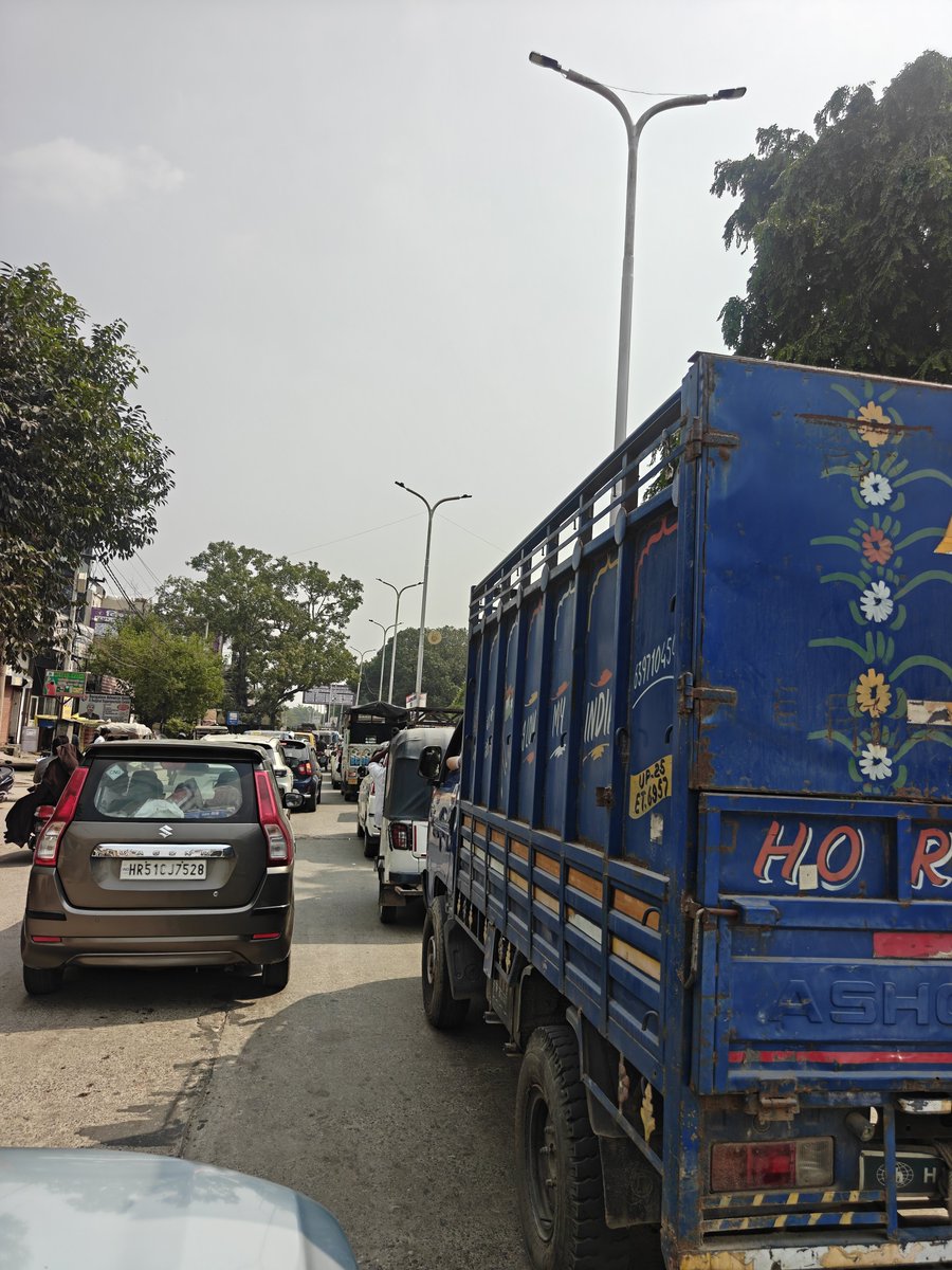 Talk2ShubhamK's tweet photo. @uptrafficpolice @bareillypolice

Worst situation of traffic opposite Bareilly city railway station https://t.co/G1gAegPaya