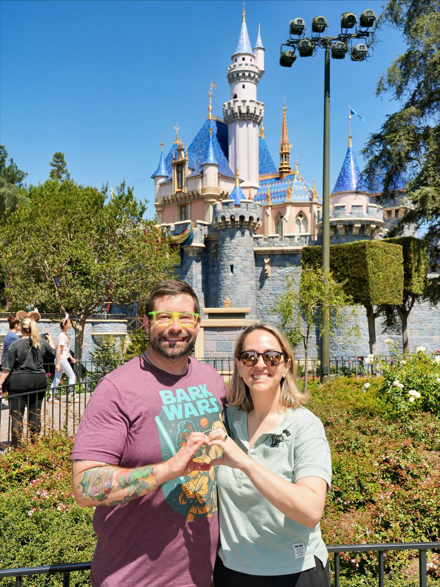 orlisgh's tweet photo. Disneyland! https://t.co/gjvveabkLa