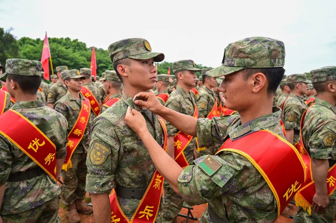 HerbDinucci's tweet photo. [El soldado, tras levantar su pecho descubierto, recibe con honor la insignia que le corresponde por su valentía en combate.] https://t.co/0fMLgyyTfu