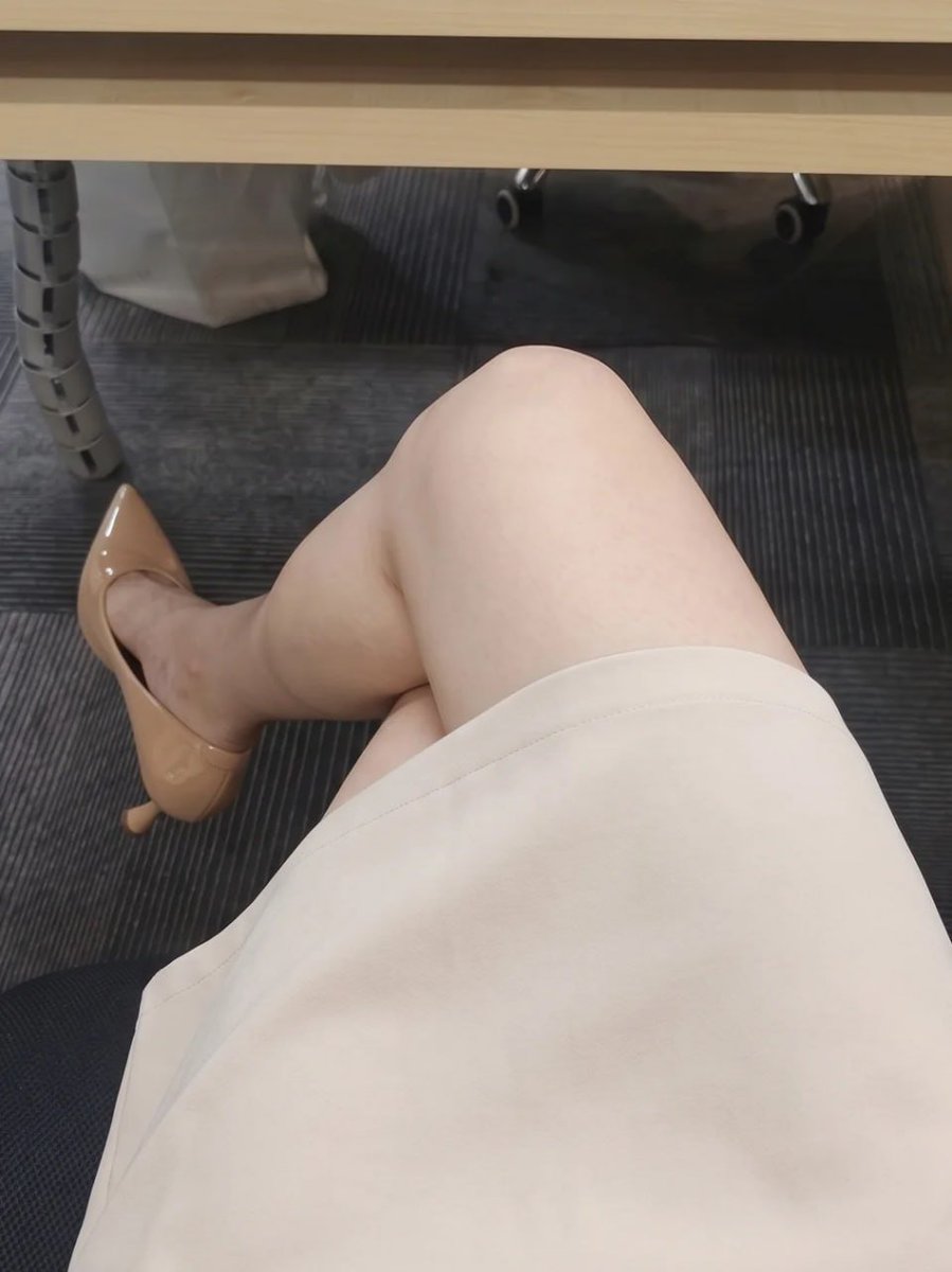 anuthida2518's tweet photo. 白天白衣金链看起来很乖，坐下来才知道，腿和鞋都没那么老实。 https://t.co/su7ogiwhLc