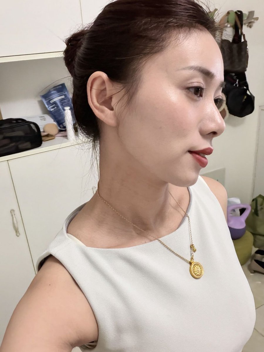 anuthida2518's tweet photo. 白天白衣金链看起来很乖，坐下来才知道，腿和鞋都没那么老实。 https://t.co/su7ogiwhLc