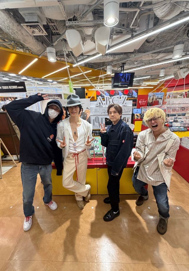 TOWER_Shibuya's tweet photo. 📢#タワ渋のお知らせ
#ABCZ_10thAL

AꓸBꓸCｰZの皆さまご訪店時の
お写真が届きました🎁
なんと３枚もいただいてしまいました～！！！
ありがとうございます☺️🙌
✅https://t.co/VdJi2S4VHg

10th ALBUM『The Way of L.O.V-E』
発売記念フォトスポットは
本日20時まで🕗

ご来店お待ちしてます🫶(や) https://t.co/VtCrvuy20H