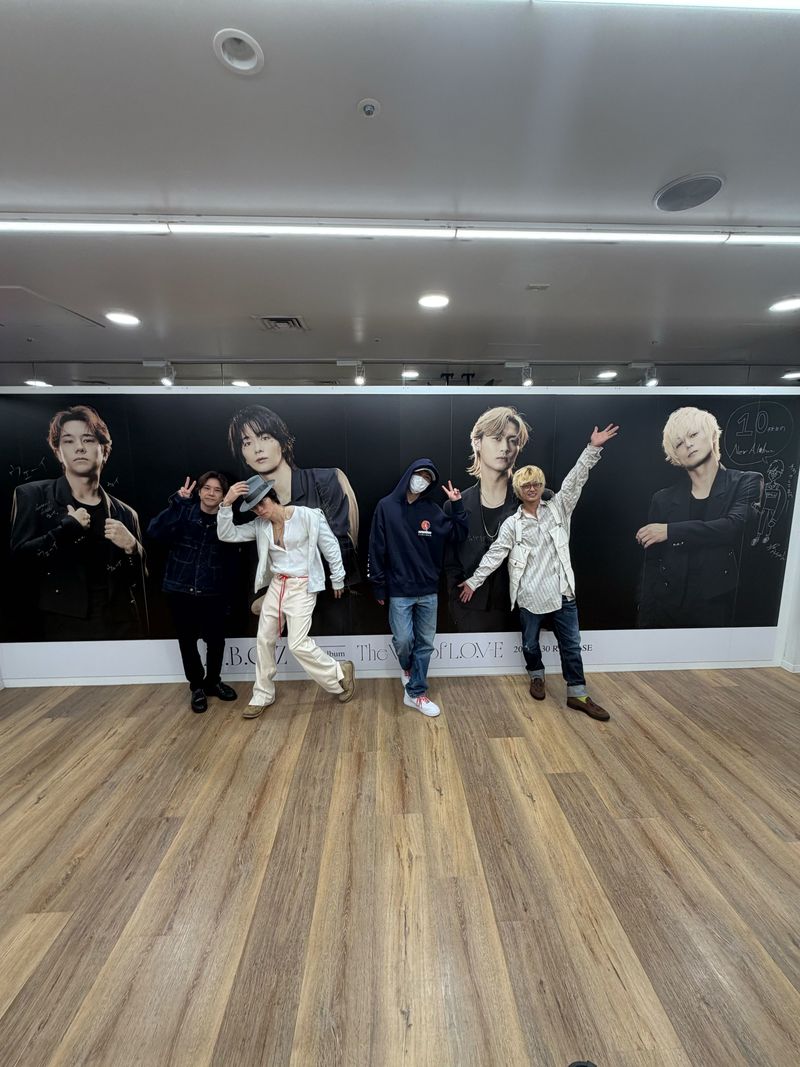 TOWER_Shibuya's tweet photo. 📢#タワ渋のお知らせ
#ABCZ_10thAL

AꓸBꓸCｰZの皆さまご訪店時の
お写真が届きました🎁
なんと３枚もいただいてしまいました～！！！
ありがとうございます☺️🙌
✅https://t.co/VdJi2S4VHg

10th ALBUM『The Way of L.O.V-E』
発売記念フォトスポットは
本日20時まで🕗

ご来店お待ちしてます🫶(や) https://t.co/VtCrvuy20H
