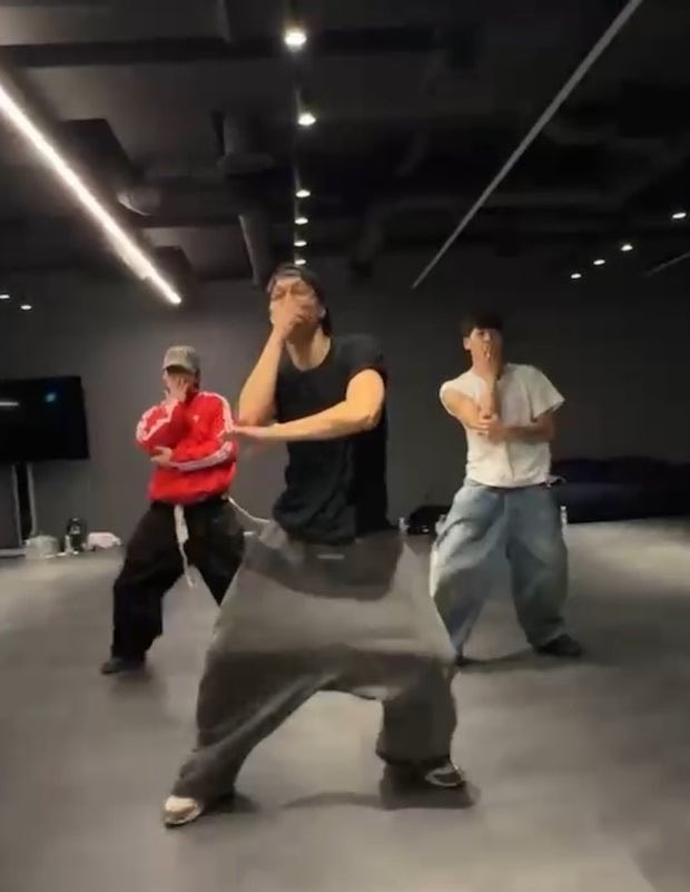 Ace_BBH's tweet photo. HAHDHAHDHS JONGIN AND HIS GIGANTIC PANTS 😭😭😭😭😭😭😭

"Next year"
"Probably"
"Did you see Jeongwaja Hip Hop major? ㅋㅋ"
"My pride was hurt"
"I also did do sagging, but i raised my pants up because of EXO-Ls, so i end up losing"
📸
"My pride was really hurt"
👤: "Is that a bat from someone's house?"
ㄴ "ㅋㅋㅋㅋㅋㅌㅋㅋㅋㅌㅋㅋㅋㅋㅋ"
