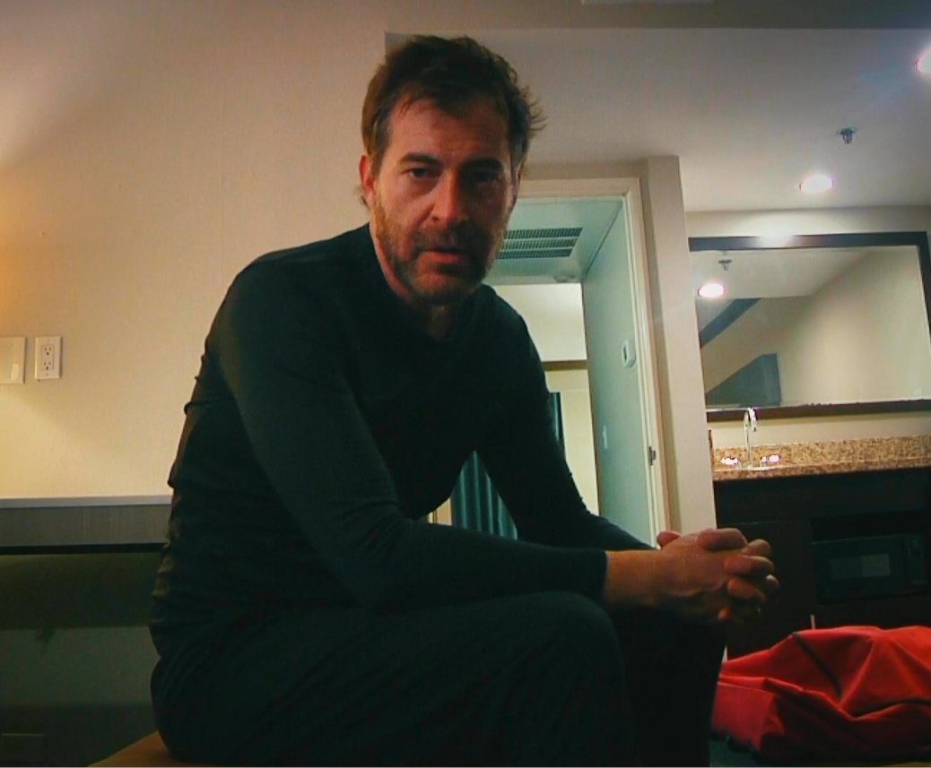 vampirrey's tweet photo. smt abt mark duplass in black https://t.co/zlTbx41n0I
