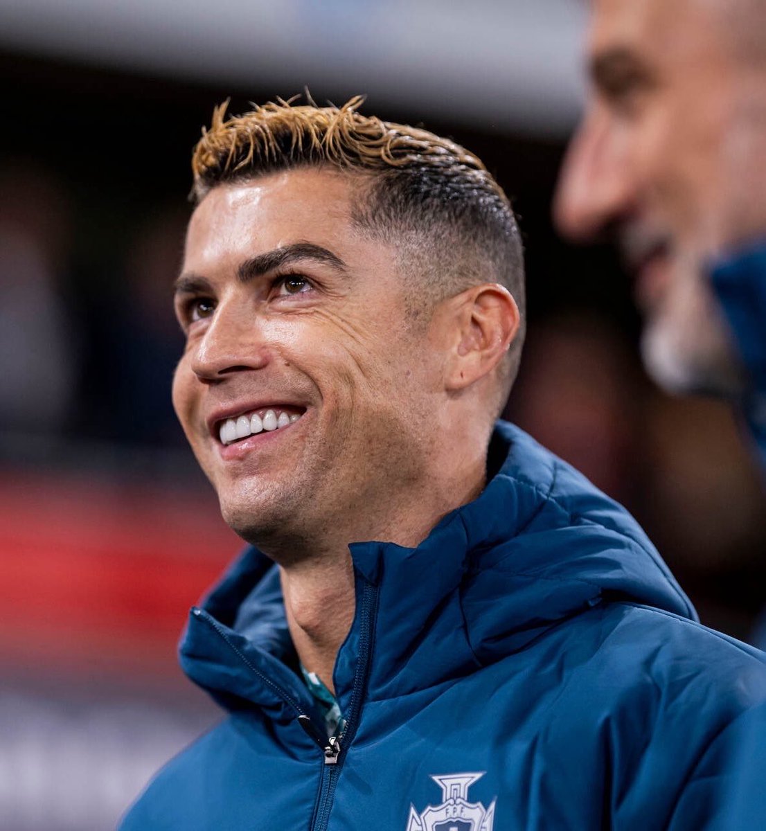ActuFoot_'s tweet photo. 🚨🚨 LES MOTS TRÈS FORTS de Pedro PROENÇA, président de la Fédération portugaise de football 🇵🇹 👇 : 

« Cristiano RONALDO 🇵🇹 est LE MEILLEUR JOUEUR DE L’HISTOIRE. 🐐

Il a consacré plus de deux décennies au football portugais et est LE SYMBOLE ULTIME DE L’IDENTITÉ PORTUGAISE.

Sa présence avec l’équipe nationale est bien méritée grâce à ses exceptionnelles capacités sportives, et cela est indéniable. Il restera toujours partie intégrante de ce groupe tant qu’il sera en forme et prêt. 🙌

Ce qui s’est passé entre lui et Jorge Jesus n’était qu’un simple malentendu qui doit être résolu en interne !

Il est notre icône, et il a été capitaine de l’équipe lors du premier des quatre matchs !

Il aurait pu mettre fin à sa carrière à la Coupe du monde, mais il ne l’a pas fait par amour pour son équipe nationale. ❤️

Je peux attester du lien qu’il partage avec le peuple portugais et notre équipe nationale.

Maintenant que les quatre matchs sont terminés, nous avons le temps et le calme pour nous asseoir ensemble et résoudre le malentendu. 🙏

Cristiano fait partie de notre héritage, et il sera toujours là chaque fois que le sélectionneur le voudra… »

🎙️ via @FabrizioRomano