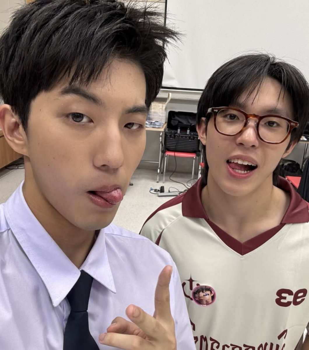 leviohno's tweet photo. congratulations, my boys🥺 you’ve reached another milestone together!! I hope to meet phakin and tengnueng very soon! 🫶🏻

#ไพล็อตน้องจุ๊บ1M
#KenPaul
#kenji_kanthee
#tananloh_ https://t.co/DOhG7TWC2Q