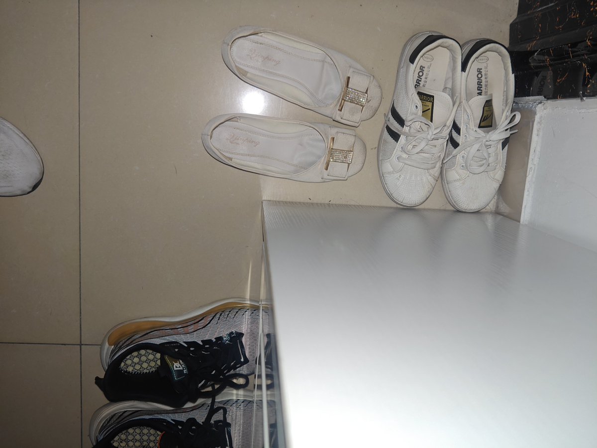 rep_bb84037's tweet photo. 兄弟们，半夜没机会扫楼只能白天玩，之前有差点被发现的经历，现在闻和舔都不太��了，害怕有人突然出来，或者没注意到监控，但是一看到这种鞋子就变得好贱，好想跪下坐鞋子主人的贱狗，这该咋办有大佬传授技巧吗 https://t.co/wDxpGBwkaZ