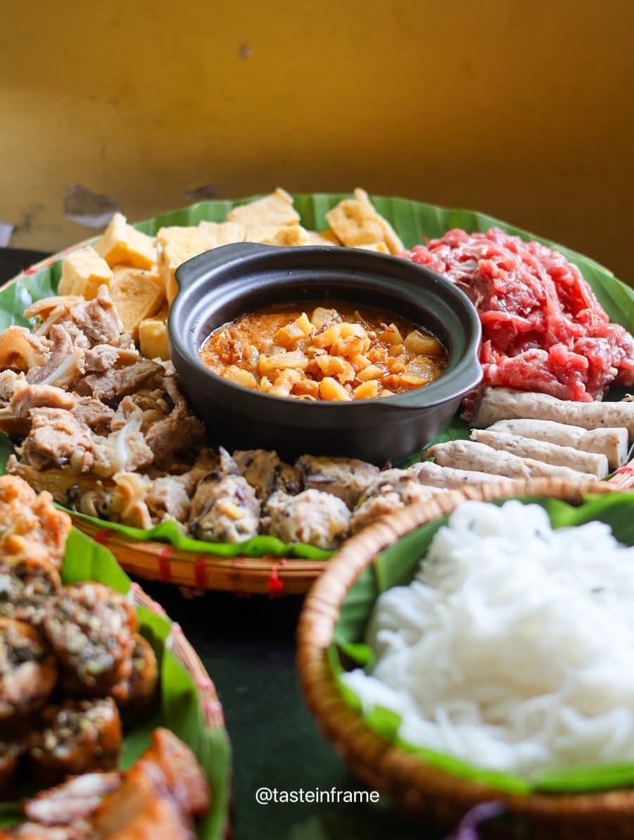 demeti_65's tweet photo. Muốn ăn món Hà Nội, ghé Đậu Homemade. Không gian ấm cúng, thực đơn đa dạng với bún đậu mắm tôm và nhiều món truyền thống. Giá từ 100. 000 đến 500. 000 đồng, phục vụ 10:00-21:00. https://t.co/8Kh1k7kyh8