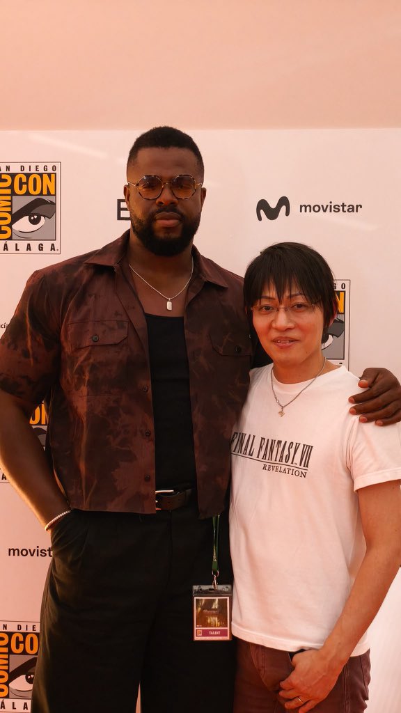 nhamaguc's tweet photo. I had the opportunity to chat with Winston Duke at SDCC Málaga. What impressed me most was how enthusiastically he spoke about the memories of his previous visit to Japan.
When I watched his films, I never really thought about it, but meeting him in person, he had a presence that somehow reminded me of Barret Wallace. He combines an overwhelming presence with genuine warmth, and it made me think, “If Barret were real, he might be someone like this.”
-
SDCCマラガでウィンストン・デュークとお話しする機会がありました。前回日本を訪れた時の思い出を、とても楽しそうに話してくれたのが印象的でした。
彼の出演作を観ていた時はそこまで意識していなかったのですが、実際にお会いしてみると、バレット・ウォーレスを思わせる雰囲気がありました。圧倒的な存在感と温かみを併せ持っていて、「もしバレットが実在したら、こんな人なのかもしれない」と感じました。