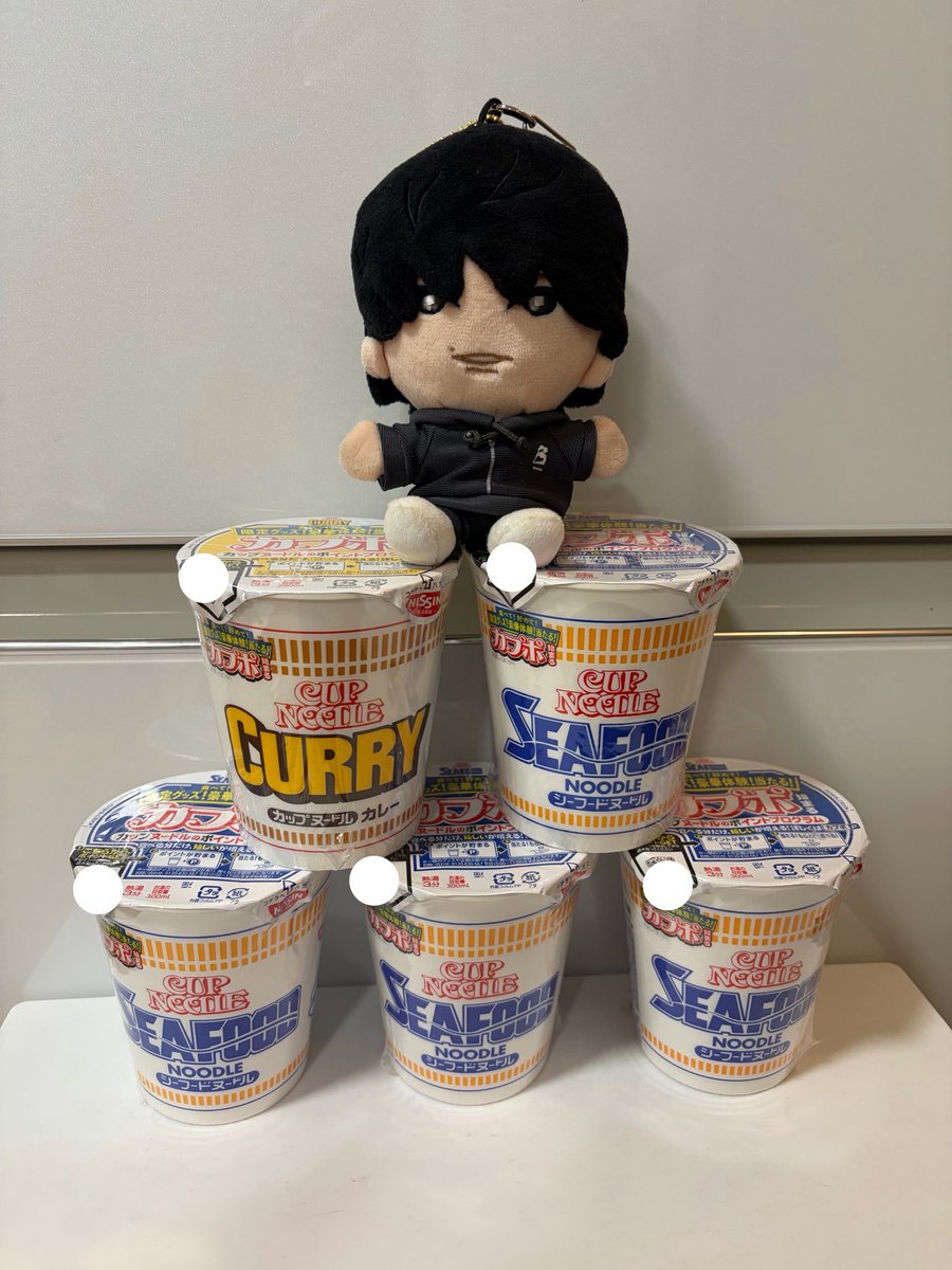 anko71517022's tweet photo. 定番3つしかカプポついてるのなかった🥺
シーフードが1番好きだから多め🥺
カレーは北斗がカレーだったから🥺
久しぶりにまじまじとほくぬい見たら
足の白いとこ薄汚れてる😂
見てないとき1人で歩いてる？笑
#SixTONES
#カップヌードル https://t.co/A7XzM3mxc5