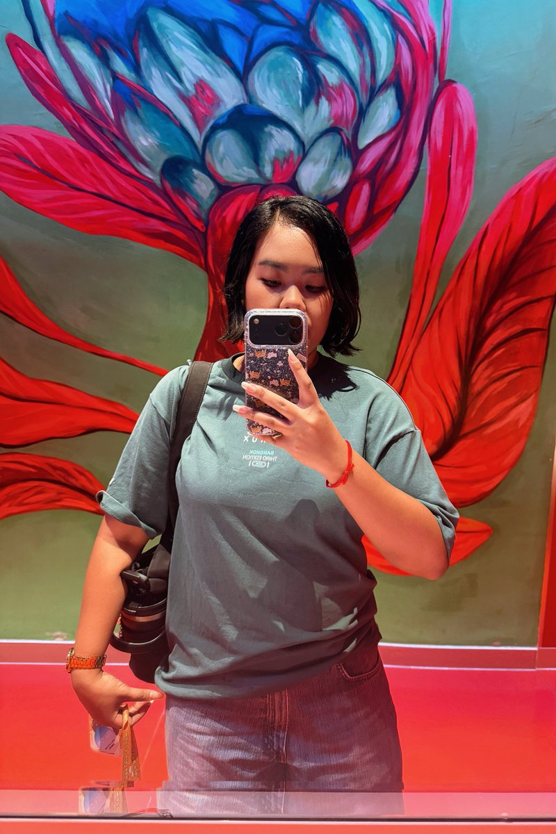 tmk_danik's tweet photo. เสื้อเขียวเหมือนกัน แต่ขาดคนร่วมเฟรมคู่แบบพี่อะจ้ะ 🤭🤭

#GreenyRoseSelcaDay 

@milephakphum #MilePhakphum https://t.co/SylJ1A76Rs