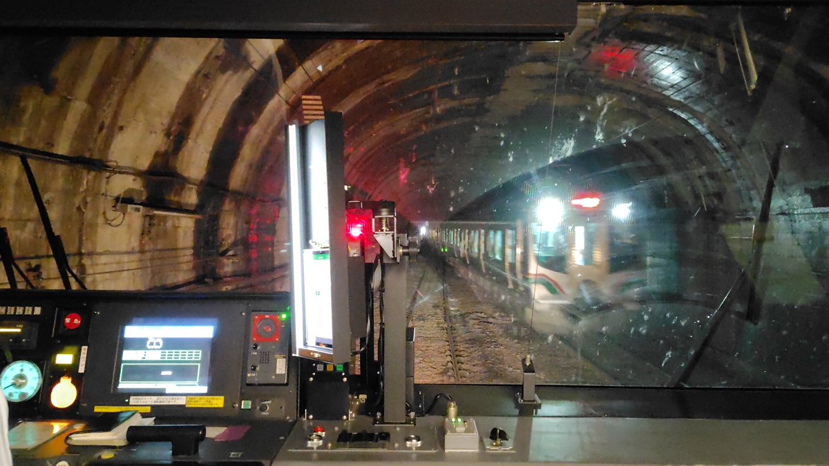 east_japan's tweet photo. いろどりSATONO(仙台→山形)車内から面白山信号場での列車交換。

トンネル内の待避場を通過する列車をちゃんと見る機会はあんま無い…かも。 https://t.co/tXr0HOf8ba