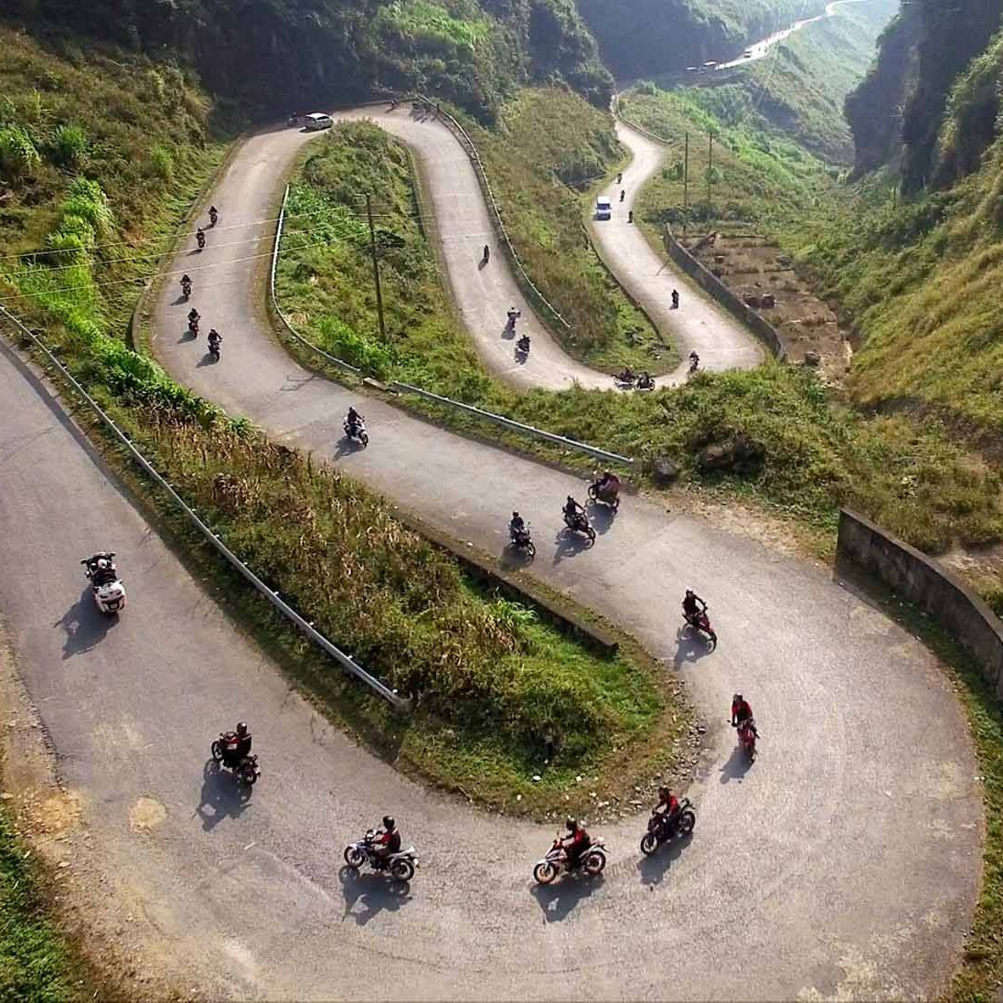ramonpinto4's tweet photo. Discover Ha Giang’s majestic landscapes: conquer Ma Pi Leng Pass, cruise the emerald Nho Que River, visit Lung Cu Flag Tower and Vuong Family Mansion, and admire blooming buckwheat valleys. Travel with confidence with Ngoi Sao Group Travel. https://t.co/fddFmEc7J2