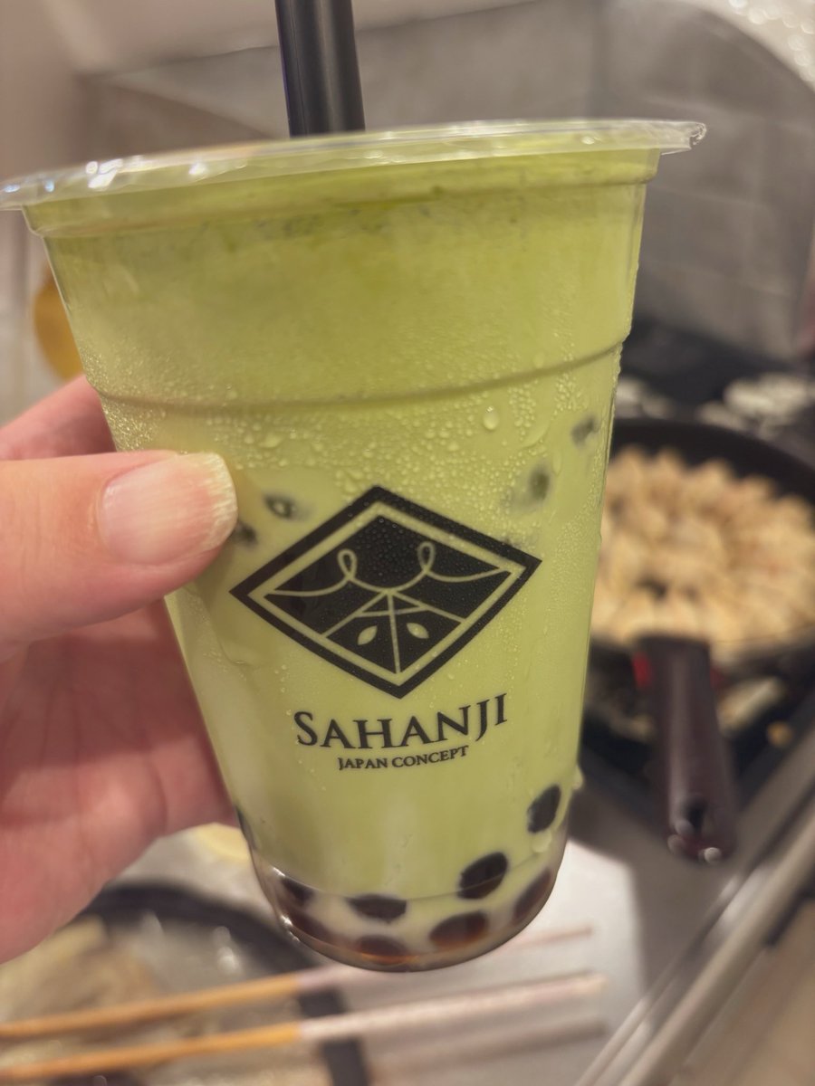 _tsunchaaaaa_'s tweet photo. 昨日珍しく旦那が、うちの家庭菜園の草刈りしたんだけど
刈った草たちをなぜか室内のゴミ箱に放置しやがったせいでウリハムシの幼虫が大脱走🐛
私は20匹ほどの芋虫を討伐した報酬でサハンジいただきました👏
久々に芋虫触ったよ…うん… https://t.co/8WLWgAKQfe