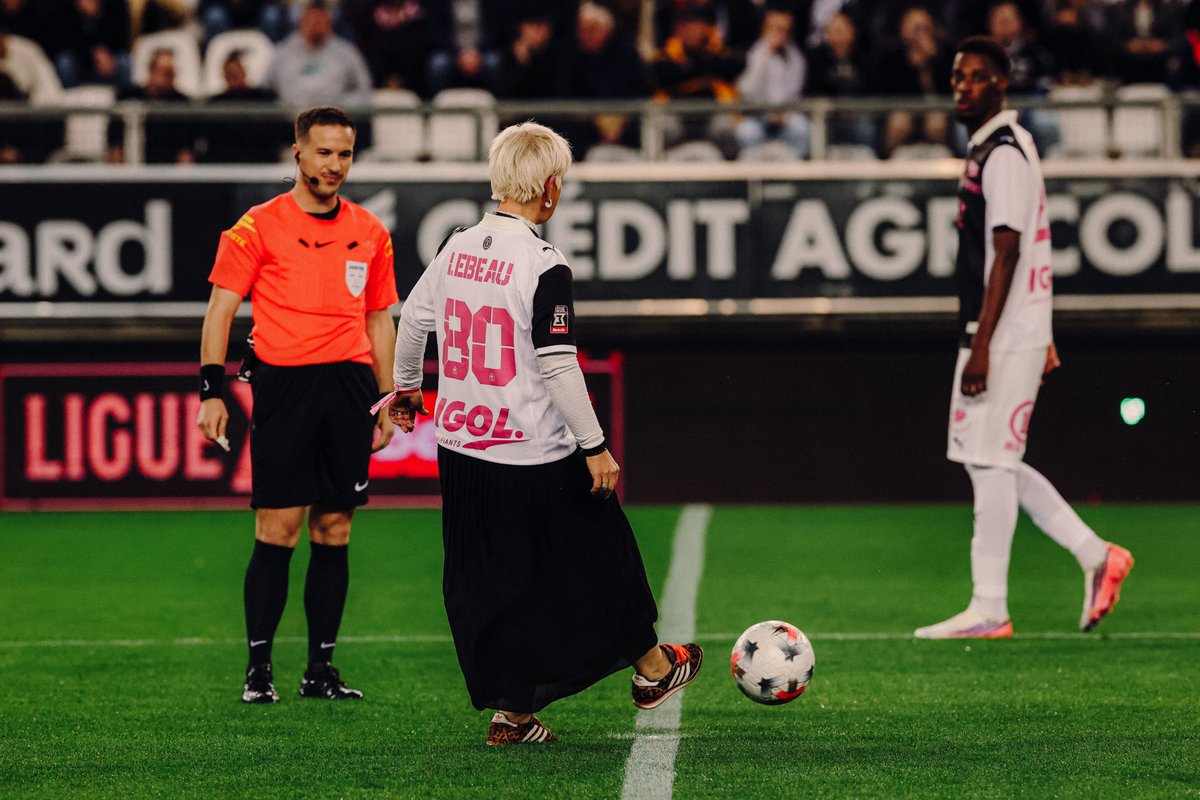 AmiensSC's tweet photo. 🎀 Samedi, Mathilde Lebeau, marraine du Cercle de Theia, a donné le coup d’envoi fictif de #ASCFCVB à l’occasion d’#OctobreRose. 🩷

Un moment symbolique pour rappeler l’importance de la sensibilisation et du dépistage du cancer du sein. https://t.co/jQpJ6GzHEN