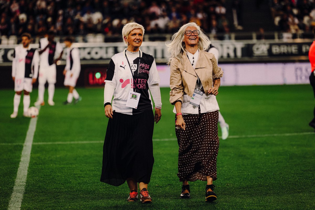 AmiensSC's tweet photo. 🎀 Samedi, Mathilde Lebeau, marraine du Cercle de Theia, a donné le coup d’envoi fictif de #ASCFCVB à l’occasion d’#OctobreRose. 🩷

Un moment symbolique pour rappeler l’importance de la sensibilisation et du dépistage du cancer du sein. https://t.co/jQpJ6GzHEN
