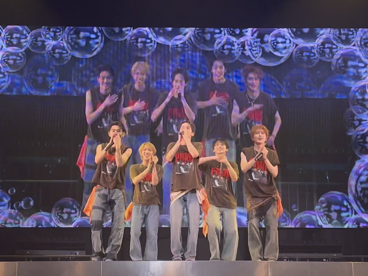 pocha_mi22's tweet photo. 𝐂𝐔𝐑𝐕𝐄前半戦↪️🧡✊🏻

かつてないﾊｰﾄﾞな4日間と弾丸福岡
席も近くて最高の𝐬𝐭𝐚𝐫𝐭❗️
初日はパジャマ風ｺｰﾃﾞしたよ💛💚
細かい所こだわったから覚えてくれてたら嬉しいなぁ🤭🐶
気づいたらもう折り返しなの既に寂しい😭
感想は手紙に書くね💌
 #WILDBLUE   @wildblue_ykme https://t.co/3bNmmS1JZP