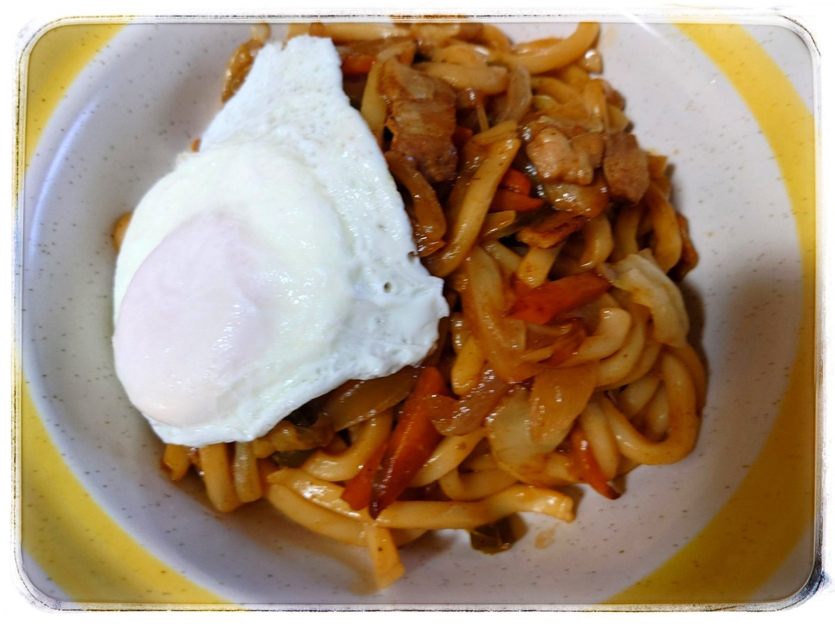moriei00's tweet photo. 夕飯はカレーうどんじゃなく目玉焼きのせ🍳カレー焼きうどんです🥢
#おうちごはん https://t.co/CS2lscGAii