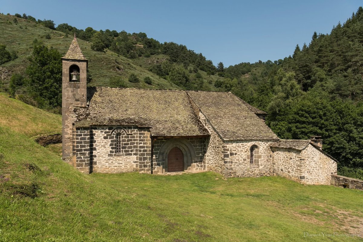 DeVanusadeoliv's tweet photo. Église Saint-Illide à Alleuze, Cantal, Auvergne, France. https://t.co/xW0NMIGVpB