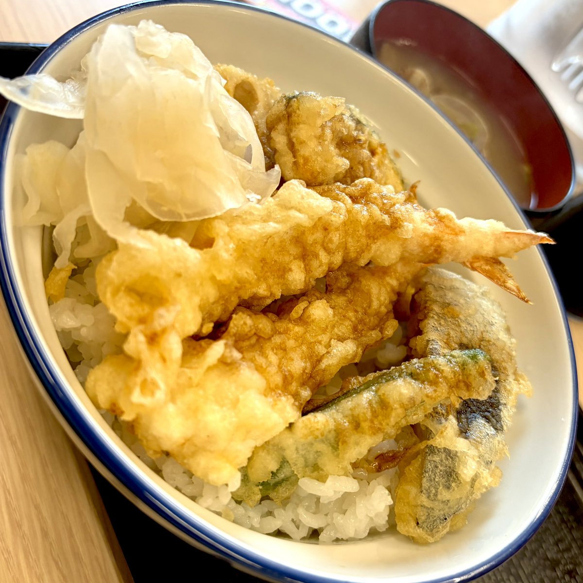 CruisingOcean's tweet photo. もぉ〜昨日からずっ〜と雨だもんなぁ〜(^◇^;)
雨避けに着たデニムのジャケットが重いじゃん(⌒-⌒; )
それはさておき阪神タイガースが土曜日に球団史上初めての連覇で関西は盛り上がってますね( ^ω^ )
などと思いつつさん天さんでいつもの天丼780円(税込)を(*´∀｀*)
夜はかたに商店さんのから揚げ！ https://t.co/1J6Q1lbJaE