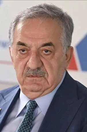 frekanstr_'s tweet photo. Sabah yazarı Melih Altınok:

"Ulusal tehdit, aile boyu refaha ermiş Fatma Betül Sayan Kaya'nın hiç mi umurunda değil?

Türkiye'nin nasıl bir kuşatma altında olduğunu anlamadı mı da hâlâ milyonlarına milyonlar katmanın derdinde...

Gazetecileri arayıp "ailecek ağlıyoruz" diyeceğine önce bunun cevabını versin.

Fon soruşturmasında oğlunun adı geçen 
Hayati Yazıcı'ya ne buyurulur?

Ancak gazetelerde yer alan haberlere göre oğlunun varlık yönetim şirketi varmış. Yani bankaların vatandaşlardan alamadığı borçları satın alıp tahsil ediyormuş.

Elbette eylemlerin sorumluluğu şahıslarındır. Ne var ki Hayati Bey, "Oğlumun ticari eylem ve işlemlerinin legaliteye ve ahlakiliğe uygunluğu konusunda zerre kuşkum yoktur. 

Oğlumun işlerinin legal ve ahlaki olduğuna kefilim" dediği için sormak hakkımız.

Rahmetli Alev Alatlı'nın "bir işin legal olması, ahlaki olduğunu göstermez" önermesini hatırlar mısınız?

İktidar üyesi bir siyasetçinin, "Dar gelirli vatandaş ekonomik sıkıntı içindeyken, kara bulut gibi üzerlerine çöken bankaların tahsildarlığına soyunmak, pozisyonum gereği ailemize yakışmaz" demesi gerekmez mi?"