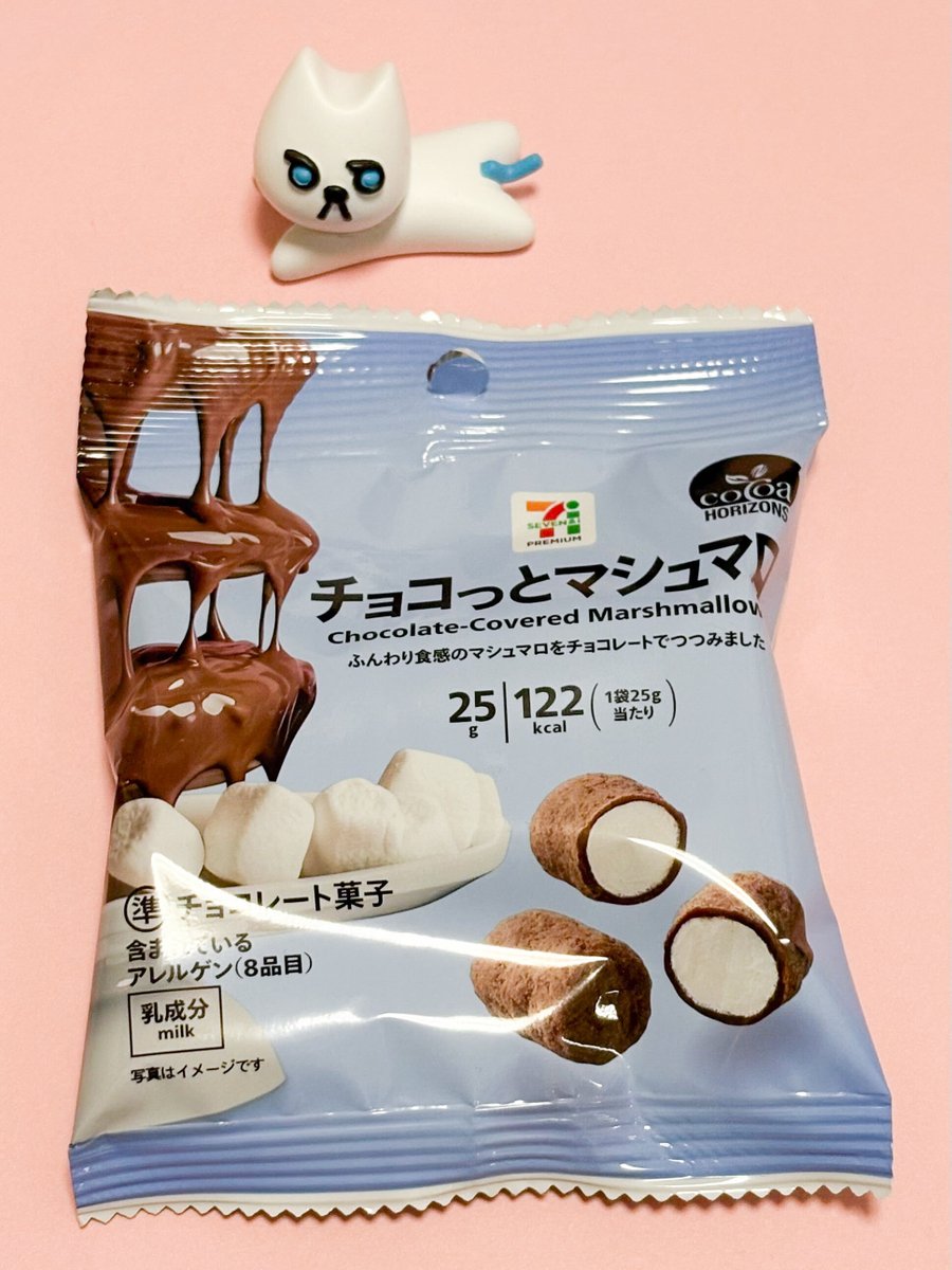 doorfumi2018's tweet photo. 【食べたぜ】セブンの「チョコっとマシュマロ」をハント！

パリッ＆ほろっと���た食感のチョココーティングの中に、ふわふわのマシュマロが包まれてるんだぜ。チョコのおいしさと、マシュマロのやさしい甘さがクセになるんだ。独特の食感がやみつきになっちゃうぜ！ https://t.co/kQwrdOuXr3