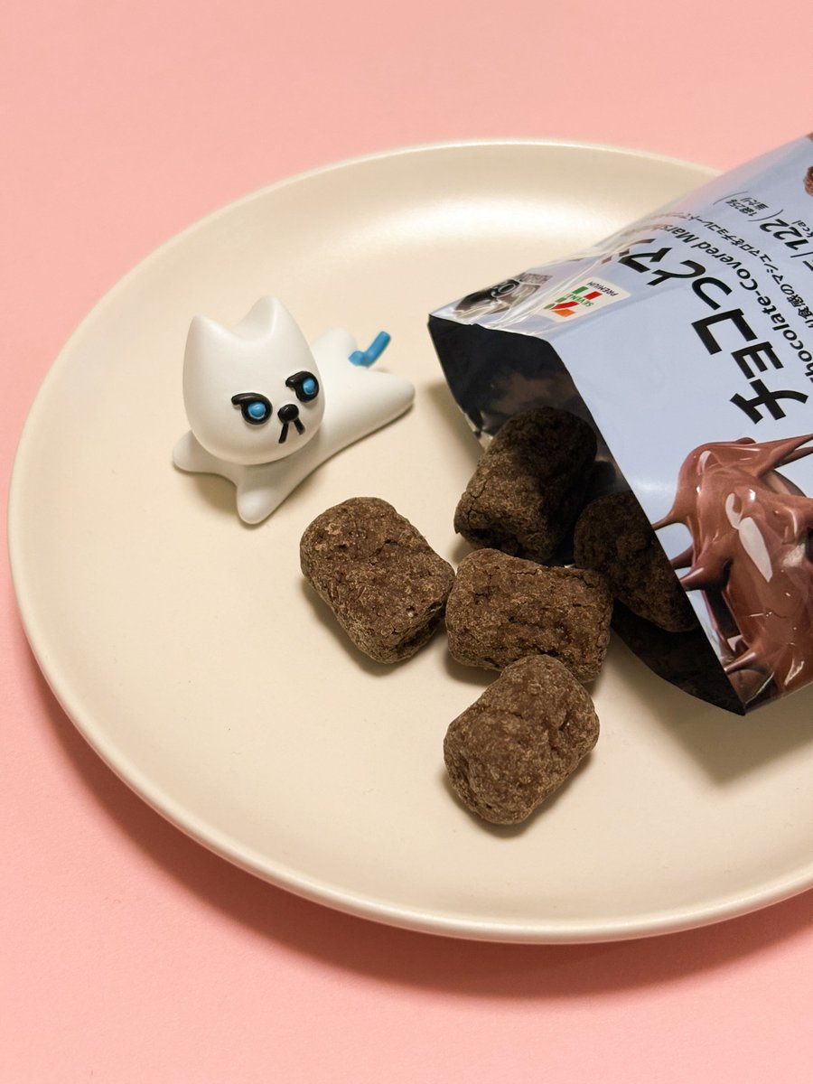 doorfumi2018's tweet photo. 【食べたぜ】セブンの「チョコっとマシュマロ」をハント！

パリッ＆ほろっと���た食感のチョココーティングの中に、ふわふわのマシュマロが包まれてるんだぜ。チョコのおいしさと、マシュマロのやさしい甘さがクセになるんだ。独特の食感がやみつきになっちゃうぜ！ https://t.co/kQwrdOuXr3