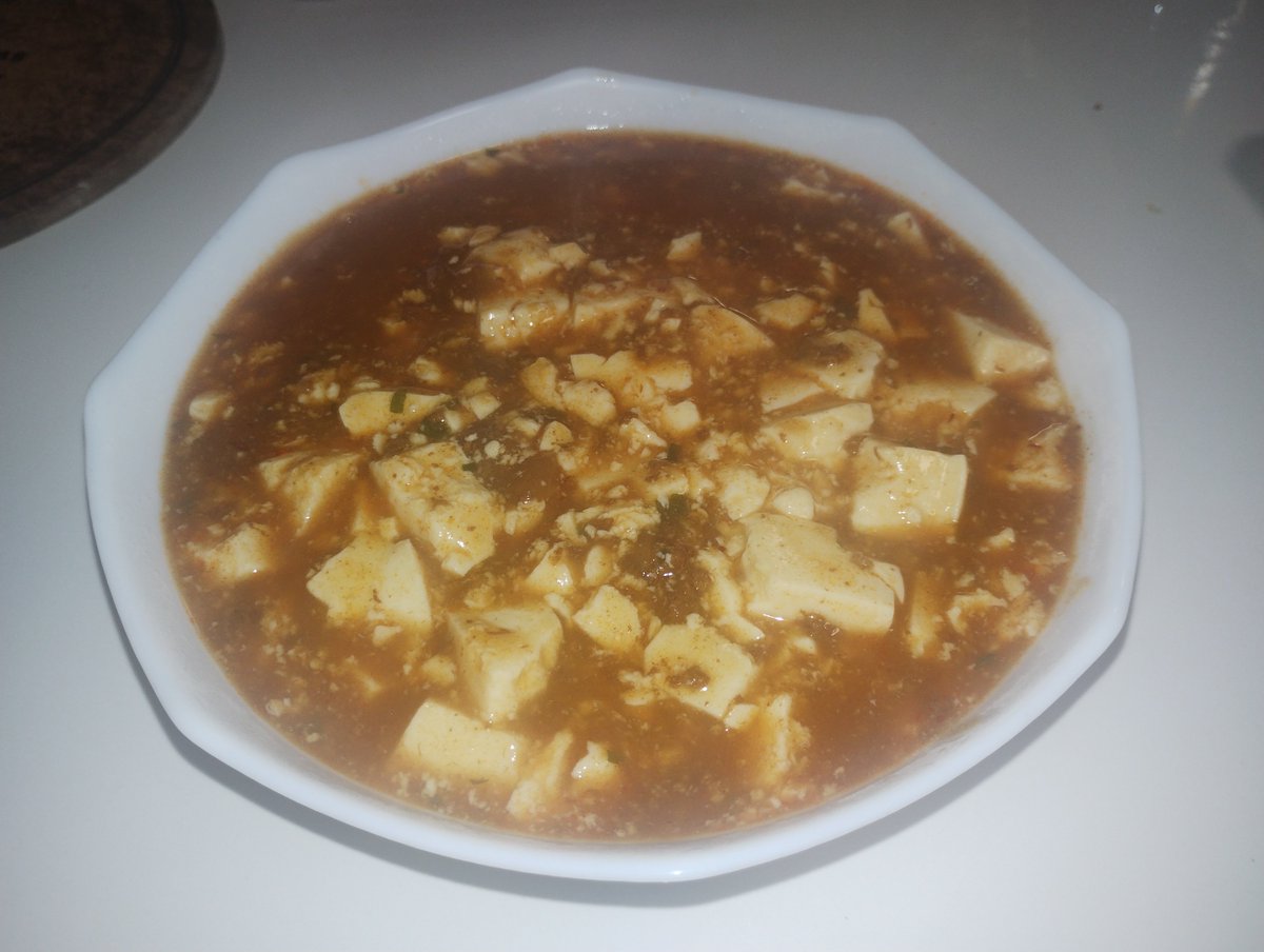 JC84205507's tweet photo. 自分でも何で！？と思うくらいに無性に麻婆豆腐が食べたくなって
わざわざ近くのスーパーに豆腐と麻婆の素を買いに行って作った❗️
何でかね！？時々とんでもなく食べたい時がある…💦
麻婆豆腐中毒かな！？（笑） https://t.co/BzHNNQgzkU