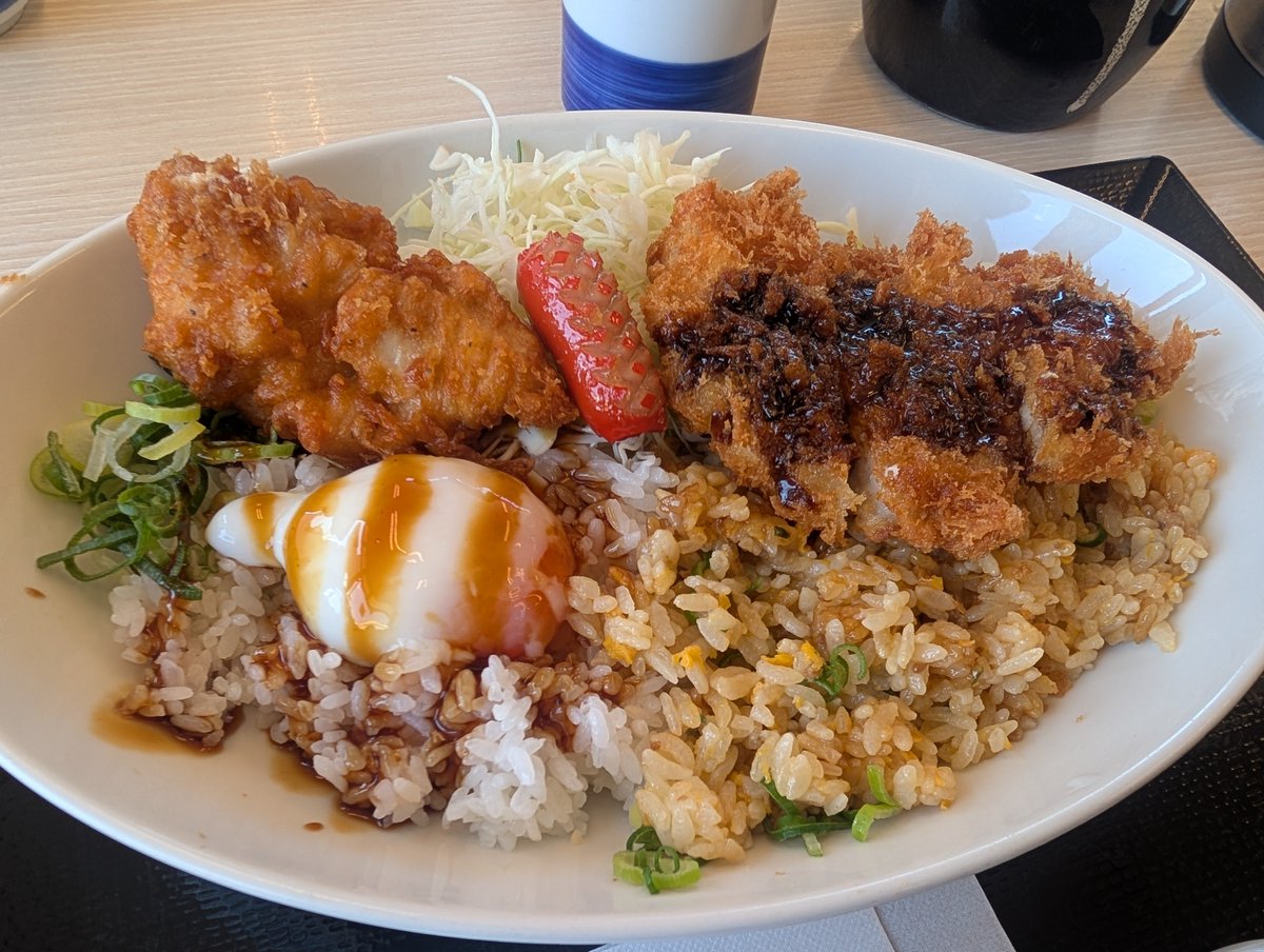 go2016ro's tweet photo. かつやの「チャーハンとテリたま混ぜご飯の欲張り飯」が極悪！！
白飯の隣に炒飯を配置して、唐揚げやらトンカツやら温泉玉子を載せる悪魔の発想。世の中には悪いこと考えるヤツが居るんやな！税込979円は悪魔の数字！Number of the Beastや！
千円握りしめてかつやへ行け！！ https://t.co/tuUcoPJ86O