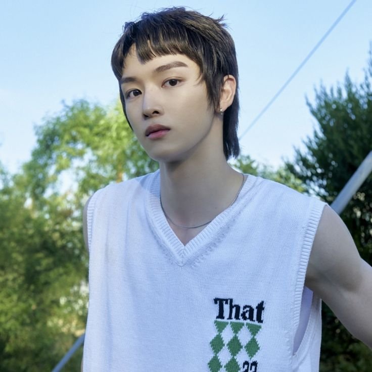 choastonecat's tweet photo. Dont know what sungchan twt feels about his debut haircut but imo its honestly his best, hairstylists definitely had a vision from the hair gods that not many can grasp, this is also coming from fame era eunseok enjoyer, maybe everyone should try short bangs https://t.co/W700KO4C8l
