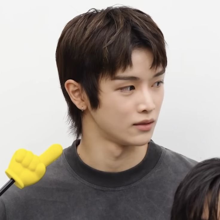 choastonecat's tweet photo. Dont know what sungchan twt feels about his debut haircut but imo its honestly his best, hairstylists definitely had a vision from the hair gods that not many can grasp, this is also coming from fame era eunseok enjoyer, maybe everyone should try short bangs https://t.co/W700KO4C8l
