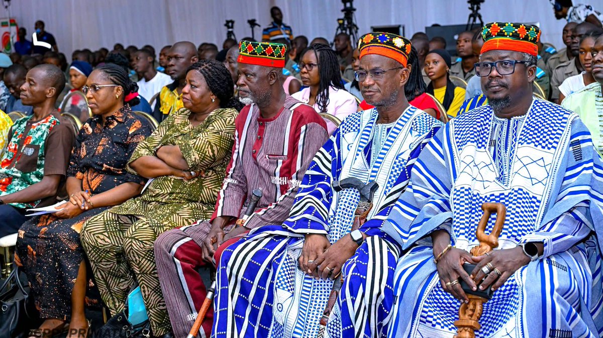 burkina24's tweet photo. Justice : Edasso Rodrigue Bayala présente les réformes judiciaires et répond aux préoccupations des citoyens

https://t.co/rHnklWiPyo https://t.co/C16b5E8PNu