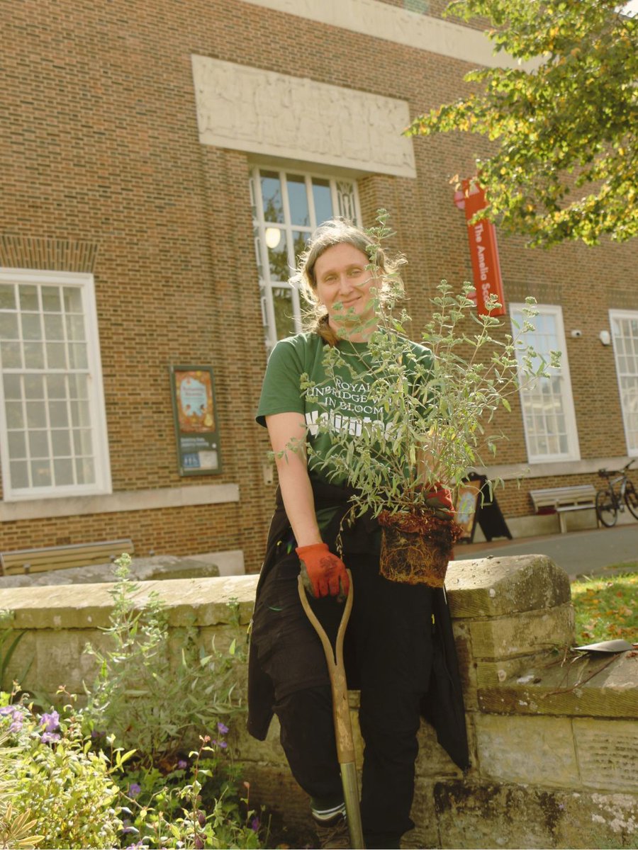 TWellsCouncil's tweet photo. A sundial, originally gifted to Tunbridge Wells by our twin city of Wiesbaden, Germany, has been installed among the plants in the colours of the Fairtrade logo. On Friday, you may have seen staff and volunteers refreshing the flowerbed!

@rtwinbloom https://t.co/j4XmSZBAr4
