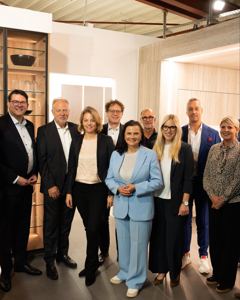 MIT_bund's tweet photo. Mut machen. Zukunft bauen! Unsere MIT-Bundesvorsitzende @gitta_connemann war beim Unternehmerabend der MIT im Kreis Herford bei Rotpunkt Küchen in Bünde zu Gast. Mit den Gesellschaftern und rund 100 Gästen sprach sie darüber, wie der Mittelstand seine Stärken entfalten kann. Rotpunkt Küchen zeigt, was unternehmerischer Mut bewegt: Rund 50 Millionen Euro fließen in den Standort Bünde – ein starkes Bekenntnis zur Heimat. Connemann betonte: Familienunternehmen denken in Generationen und übernehmen Verantwortung. Dafür brauchen sie weniger Bürokratie, schnellere Genehmigungen und mehr Freiraum. Ihr Appell: Wieder mutig sein, anpacken und vorangehen!