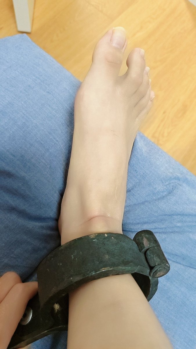 FN404_anklet tweet picture