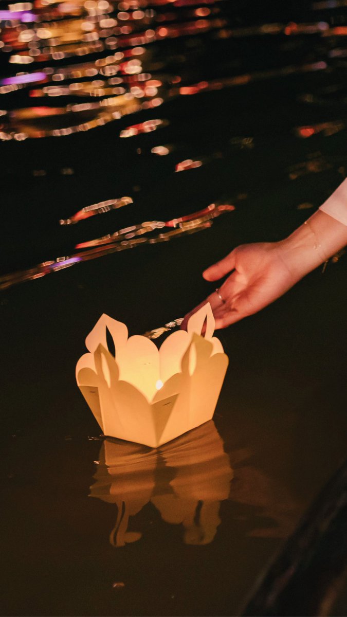 junhyung_lover's tweet photo. Thả đèn hoa đăng trên sông Hoài là nét đẹp tâm linh của Hội An, gửi gắm lời cầu bình an, sức khỏe và may mắn, đồng thời lưu giữ ký ức dịu dàng của du khách. https://t.co/Y6OvxxYgaO