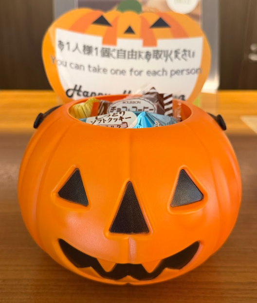 hotel_gv's tweet photo. 🎃👻HAPPY HALLOWEEN👻🎃
ホテルがハロウィン仕様になりました🧡🖤
そして…フロント前にてささやかなハロウィンのお菓子をご用意しています🍬
皆様のご来館をお待ちしております🍩 https://t.co/lEYeQnFTsJ