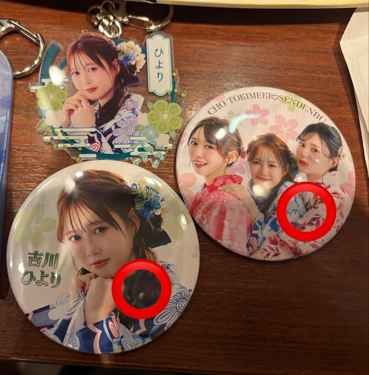 Mew_torihik's tweet photo. @tokipiyochan 検索より失礼します。
当方写真のもの所持しているのですが、丸のついているものと本日会場手渡しでの交換は可能でしょうか？
ご検討よろしくお願い致します。 https://t.co/BYEU47bzDD